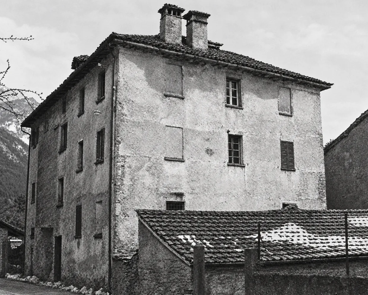 Casa Gatti vista dalla strada prima della ristrutturazione del 2023
